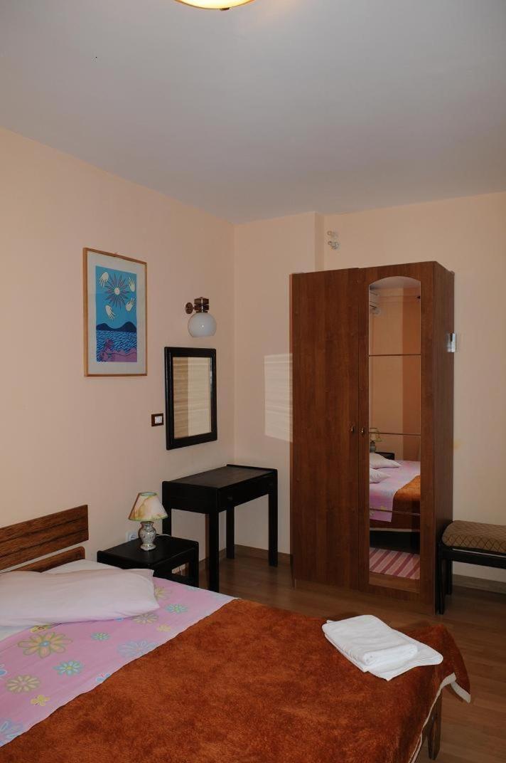 Pansion Manuela Hotel Vrsar Bagian luar foto
