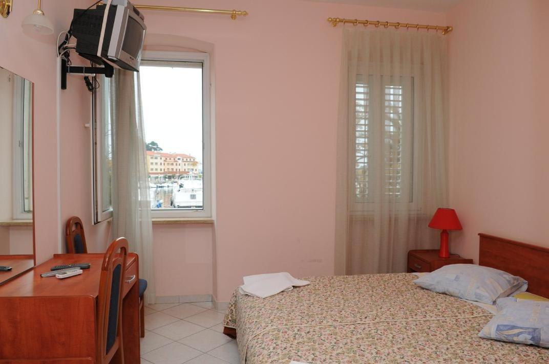 Pansion Manuela Hotel Vrsar Bagian luar foto