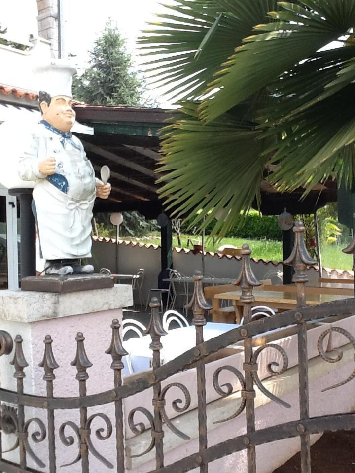 Pansion Manuela Hotel Vrsar Bagian luar foto