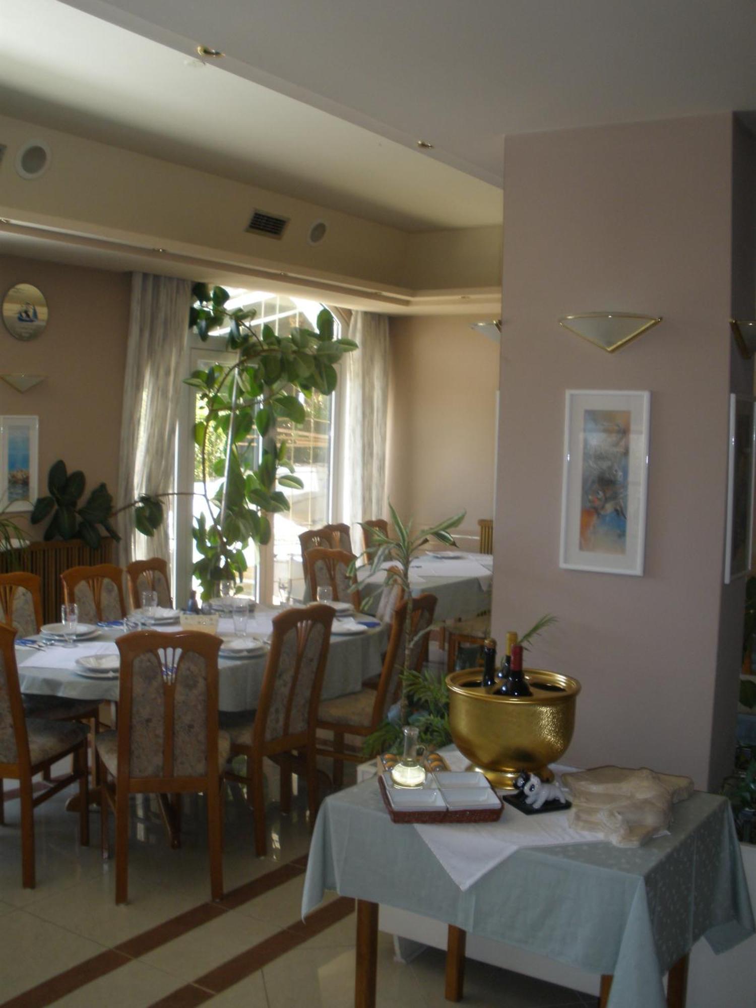 Pansion Manuela Hotel Vrsar Bagian luar foto